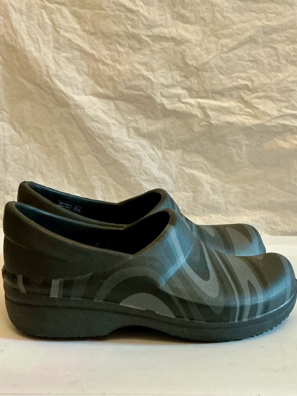 Crocs Bistro Graphic Clogs Gray & Black Women’s  - Size 7 - Slip Resistant - Picture 5 of 6
